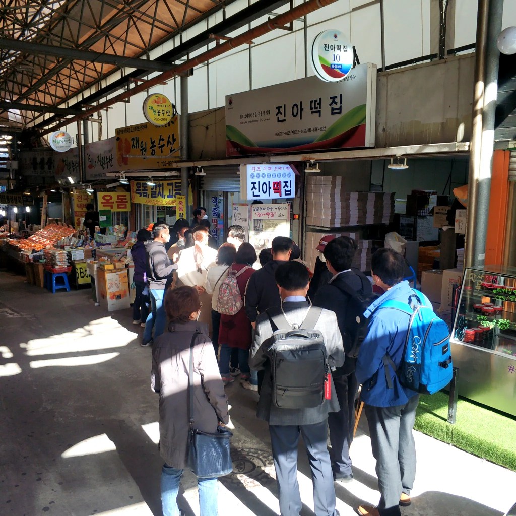 진아떡집 오메기떡을 사기 위해 제주 동문시장에 줄 서 있는 사람들